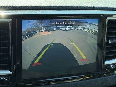 Used 2024 Chrysler Pacifica Touring-L image 13