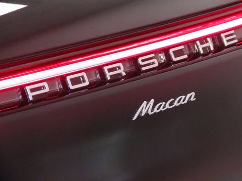 Certified 2026 Porsche Macan AWD/4WD image 12