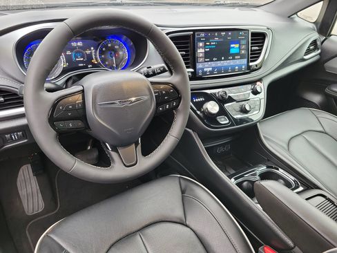 Used 2025 Chrysler Pacifica Limited image 2