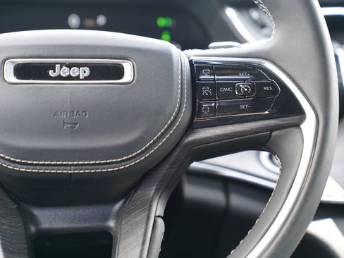 Certified 2023 Jeep Grand Cherokee Overland w/ Luxury Tech Group IV AWD/4WD image 20