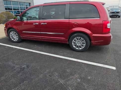 Used 2016 Chrysler Town & Country Touring-L w/ Driver Convenience Group image 10