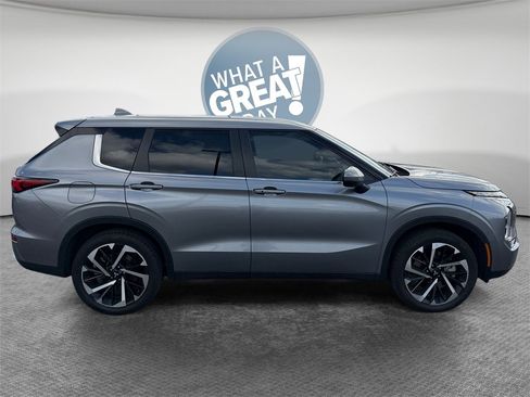 Used 2024 Mitsubishi Outlander SE image 2