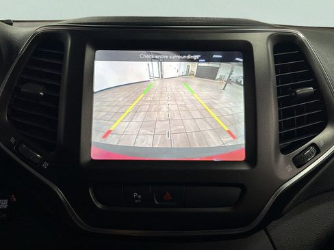 Used 2019 Jeep Cherokee Trailhawk AWD/4WD image 25