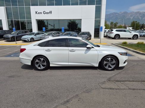 Used 2022 Honda Accord Touring image 2