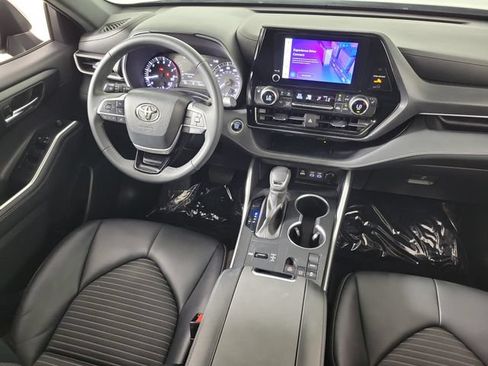 Used 2024 Toyota Highlander XSE FWD image 15