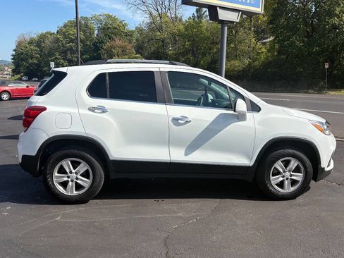 Used 2017 Chevrolet Trax LT w/ LT Convenience Package image 4