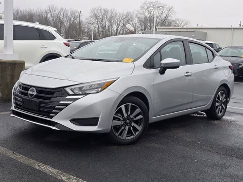 Used 2025 Nissan Versa SV image 3