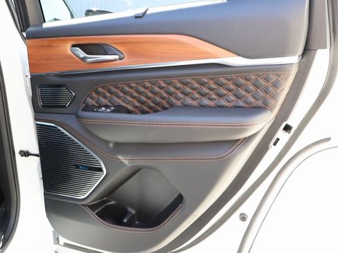 Used 2024 Jeep Grand Cherokee Summit image 11