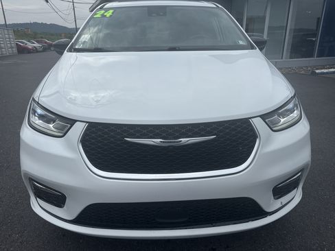 Used 2024 Chrysler Pacifica Touring-L FWD image 7