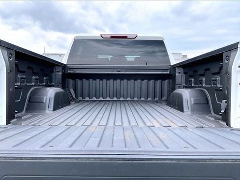 Used 2022 Chevrolet Silverado 1500 LT AWD/4WD image 29