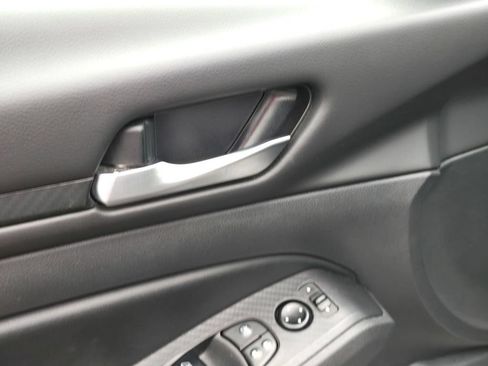 Used 2025 Nissan Altima 2.5 SV FWD image 11