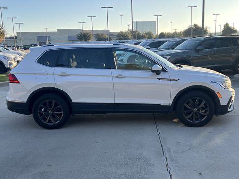 Certified 2023 Volkswagen Tiguan SE w/ Panoramic Sunroof Package image 11