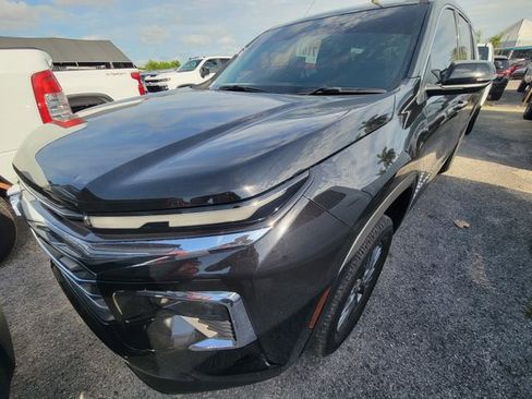 Used 2025 Chevrolet Traverse LT FWD image 1