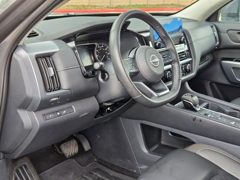 Used 2025 Nissan Pathfinder SL image 12