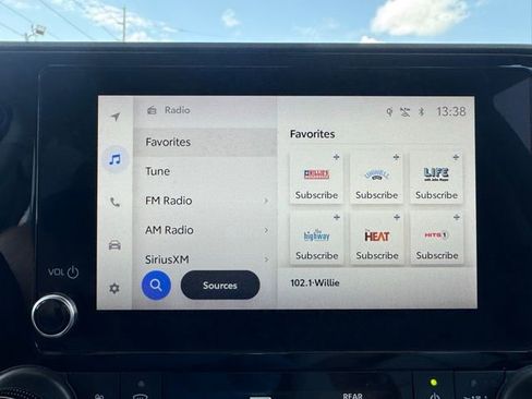 Used 2023 Toyota Highlander XLE image 11