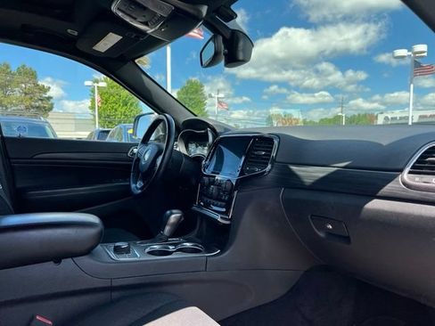 Used 2019 Jeep Grand Cherokee Laredo AWD/4WD image 13