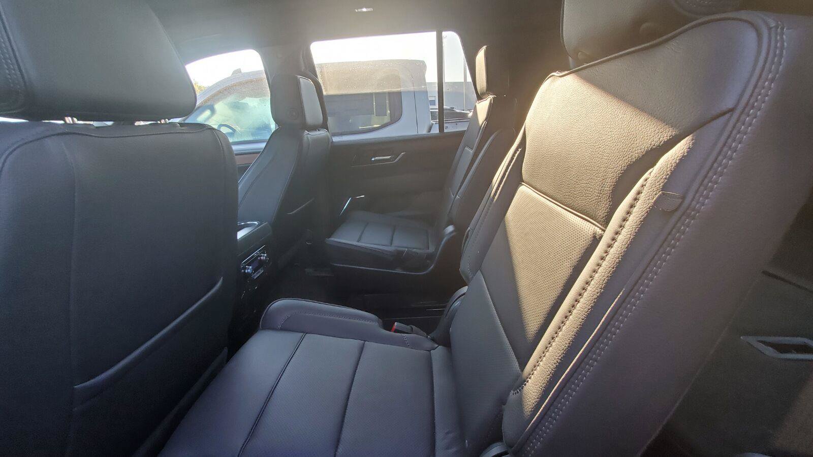 Used 2025 GMC Yukon Denali w/ Sun & Power Step Package AWD/4WD image 5