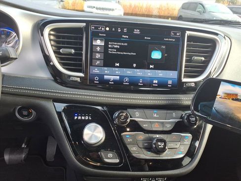 Used 2022 Chrysler Pacifica Touring-L w/ S Appearance Package image 11