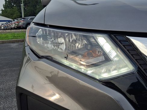 Used 2019 Nissan Rogue S AWD/4WD image 9