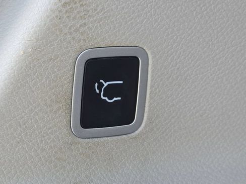 Used 2020 Chrysler Pacifica Touring FWD image 16