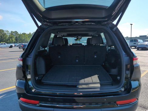 Used 2025 Jeep Grand Cherokee Altitude RWD image 6