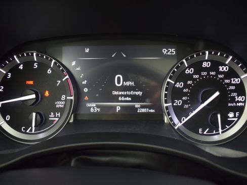 Used 2022 Toyota Highlander XLE image 19