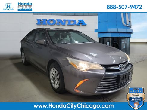 Used 2015 Toyota Camry LE image 1