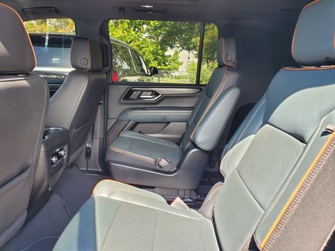 Used 2025 GMC Yukon XL AT4 w/ AT4 Premium Package AWD/4WD image 10