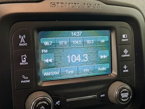 Used 2015 Jeep Renegade Latitude FWD image 21