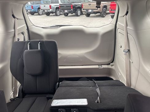 Used 2020 Chrysler Pacifica Touring image 14