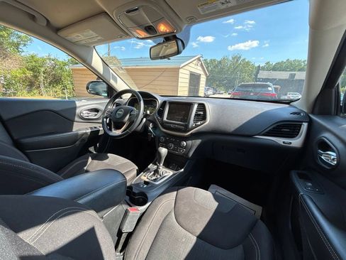 Used 2017 Jeep Cherokee Latitude AWD/4WD image 18