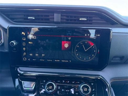 Used 2024 GMC Sierra 2500 AT4 image 12