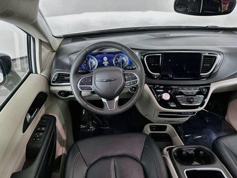 Certified 2024 Chrysler Pacifica Touring-L FWD image 32