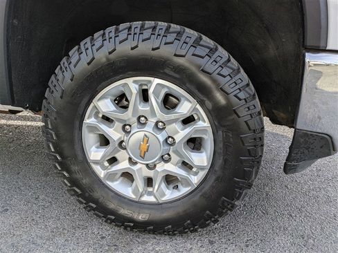 Used 2024 Chevrolet Silverado 2500 LT AWD/4WD image 12