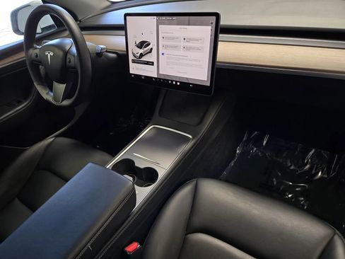 Used 2023 Tesla Model Y AWD image 5