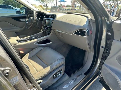 Used 2018 Jaguar F-PACE R-Sport image 23