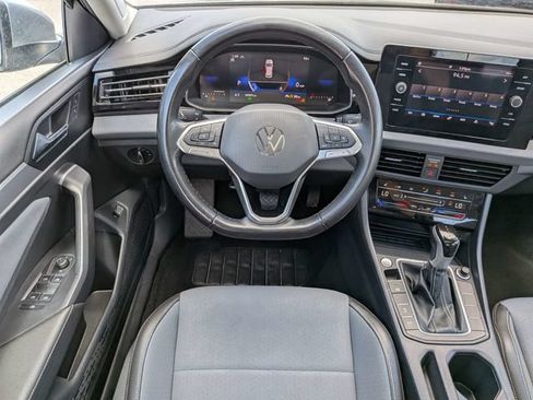 Used 2025 Volkswagen Jetta SE FWD image 16
