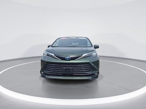 Certified 2025 Toyota Sienna XLE FWD image 4