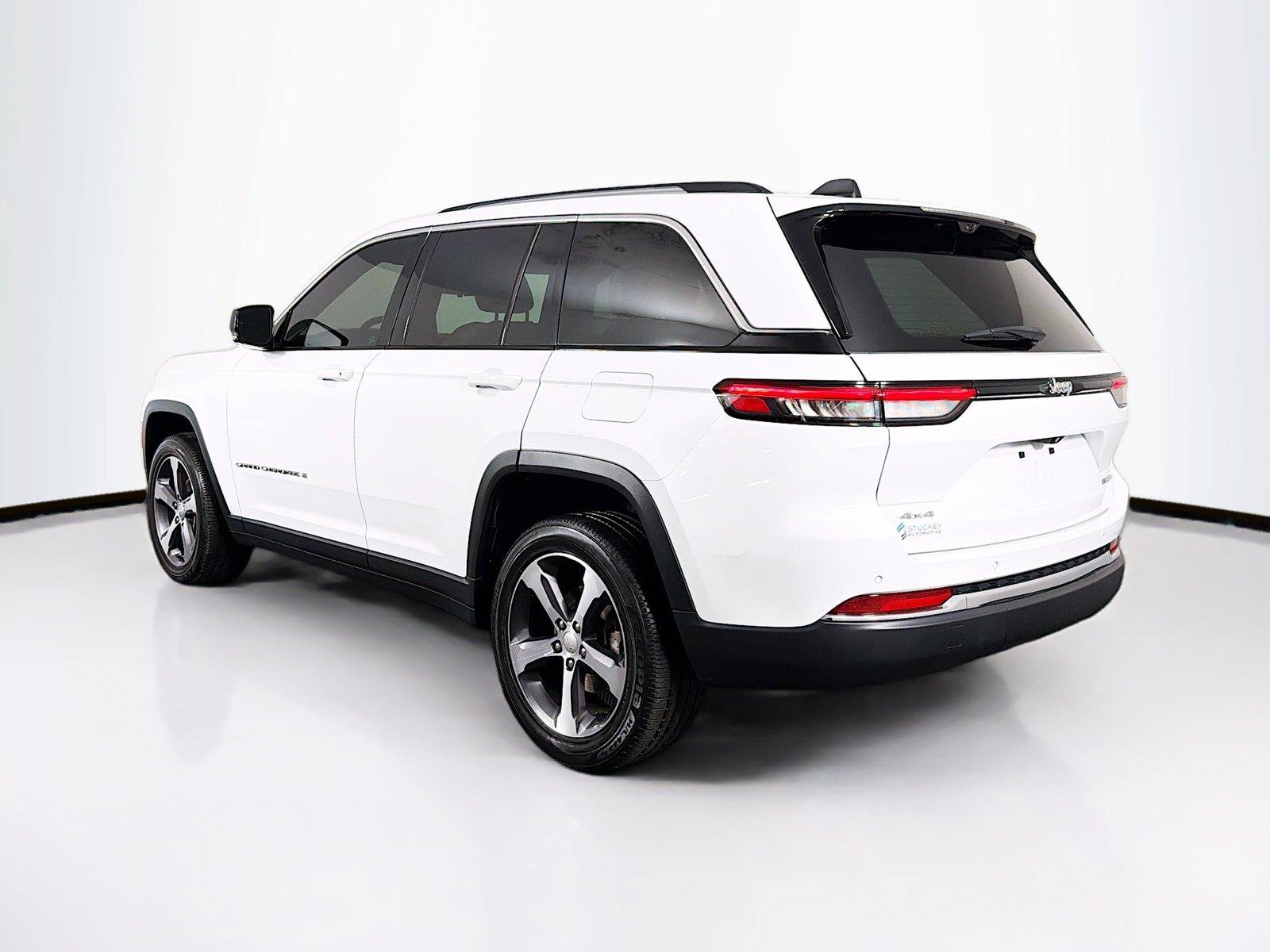 Used 2023 Jeep Grand Cherokee Limited w/ Luxury Tech Group II AWD/4WD image 9