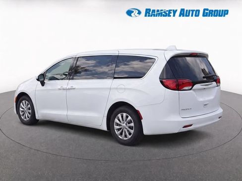 Used 2017 Chrysler Pacifica Touring w/ Tire & Wheel Group FWD image 3