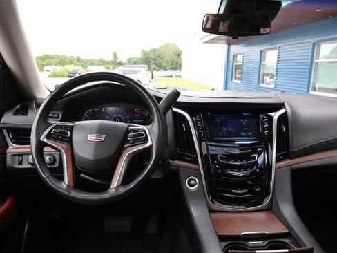 Used 2020 Cadillac Escalade ESV Luxury AWD/4WD image 11