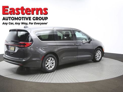 Used 2023 Chrysler Pacifica Touring-L image 43