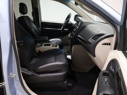 Used 2013 Chrysler Town & Country Touring image 23