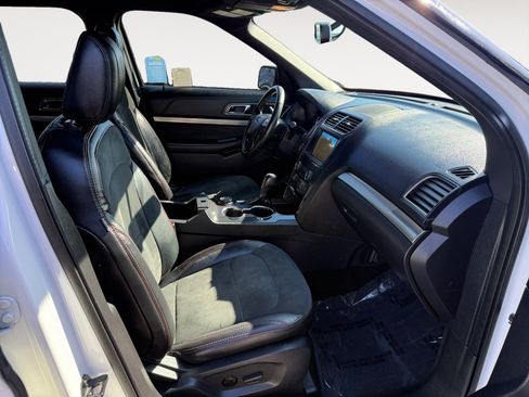 Used 2019 Ford Explorer XLT w/ Equipment Group 202A AWD/4WD image 19