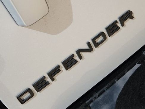 Used 2024 Land Rover Defender 90 X-Dynamic SE image 12