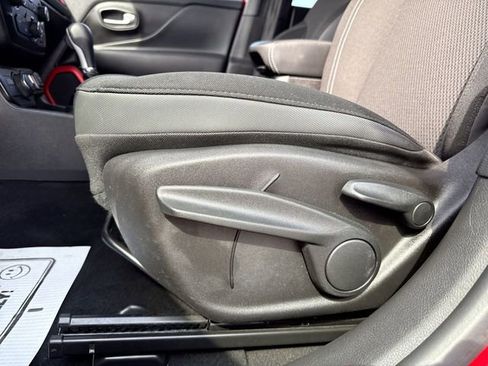 Used 2022 Jeep Renegade Latitude image 12