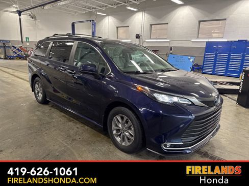 Used 2024 Toyota Sienna XLE image 7