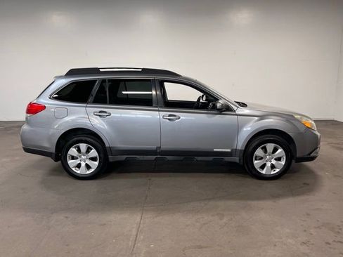 Used 2011 Subaru Outback 2.5i Limited image 2
