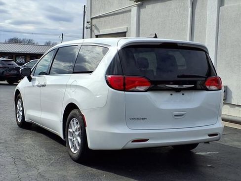 Used 2022 Chrysler Voyager LX image 7
