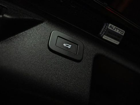 Used 2023 Land Rover Discovery Sport S image 8